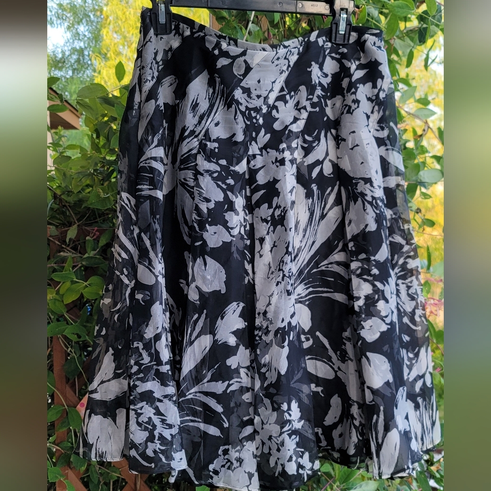 Banana Republic Silk Party Skirt, Size 6, black/white/grey watercolor print